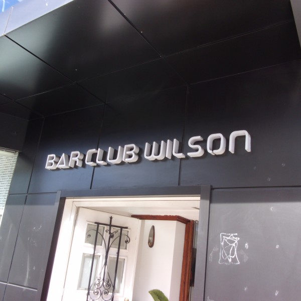 A Wilson-téren Wilson bár is van